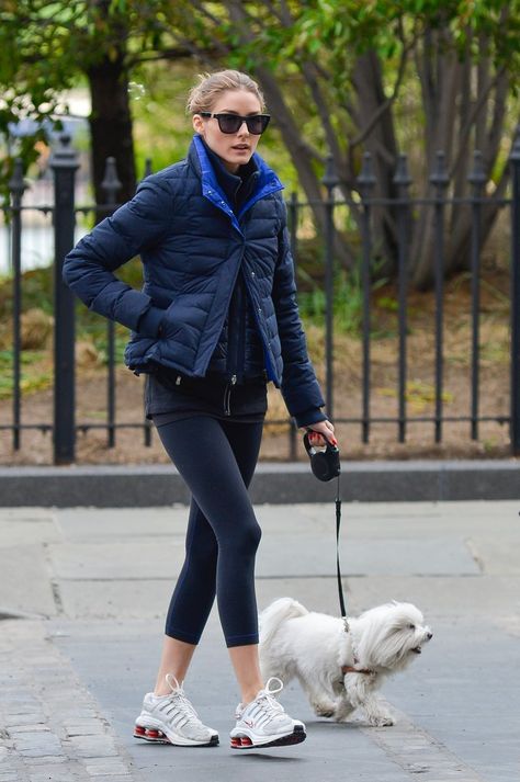 Puffer Jacket Stile Olivia Palermo, Dog Walking Outfit, Walking Fashion, Johannes Huebl, Celebrity Dogs, Estilo Olivia Palermo, Olivia Palermo Lookbook, Design Darling, Look Legging