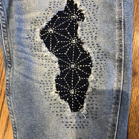 Sashiko Pattern On Jeans, Boro Sashiko Patterns, Sashiko Embroidery Jeans, Shashiko Embroidery Jeans, Embroidery Ideas For Jeans, Diy Patched Jeans, Mending Jeans Crotch Ideas, Sashiko Mending Jeans, Shasiko Embroidery