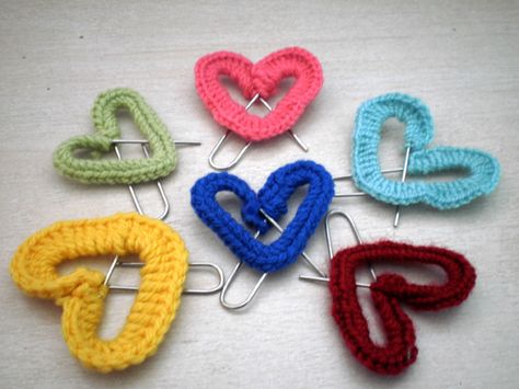 Heart Shaped Paper Clip Bookmarks by Anzouya on flickr. This is the link to the tutorial: http://www.anzouya.com/2010/01/tutorial-for-special-valentine.html#axzz1uB42Bw8w Paperclip Crafts, Crocheted Heart, Valentines Crochet, Crochet Bookmarks, Crochet Books, Crochet Heart, Valentine Special, Paper Hearts, Yarn Projects