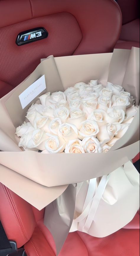 Roses Bouquet Gift, Unique Bridal Bouquets, White Rose Bouquet, Luxury Flower Bouquets, Flower Gift Ideas, Boquette Flowers, Flowers Bouquet Gift, Flower Therapy, Beautiful Bouquet Of Flowers