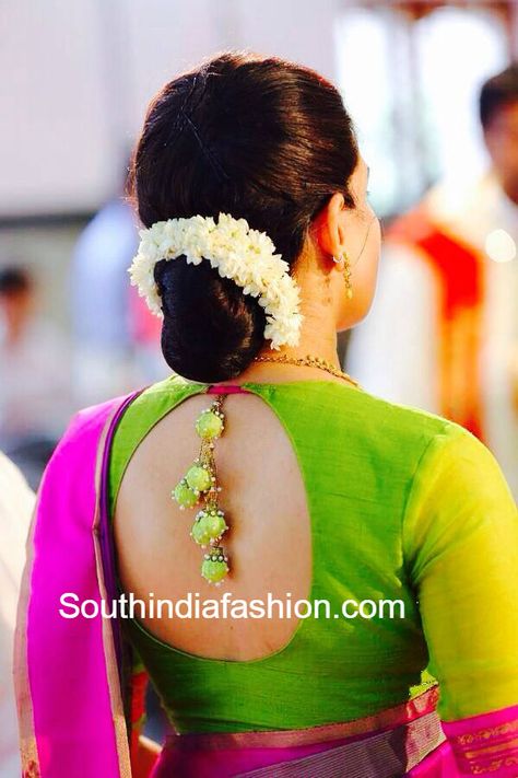 Simple Blouse Designs for Traditional Sarees, blouse design Indian Blouse Designs, New Saree Blouse Designs, Saree Blouse Neck Designs, Traditional Blouse Designs, Indian Wedding Hairstyles, Blouse Back Neck Designs, Sari Blouse Designs, Blouse Designs Indian, Silk Saree Blouse Designs