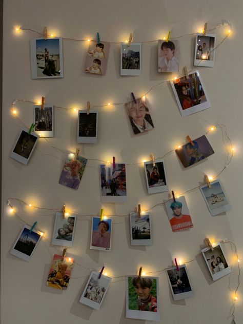 Room Decor Polaroid Pictures, Polaroid Wall Hanging, Wall Hanging Photo Frame, Photo Garland Ideas, Polaroid Pictures Wall Ideas, Fairy Lights Photo Wall, Polaroid Picture Wall Ideas, Polaroid Pictures On Wall, Polaroid Pictures Hanging