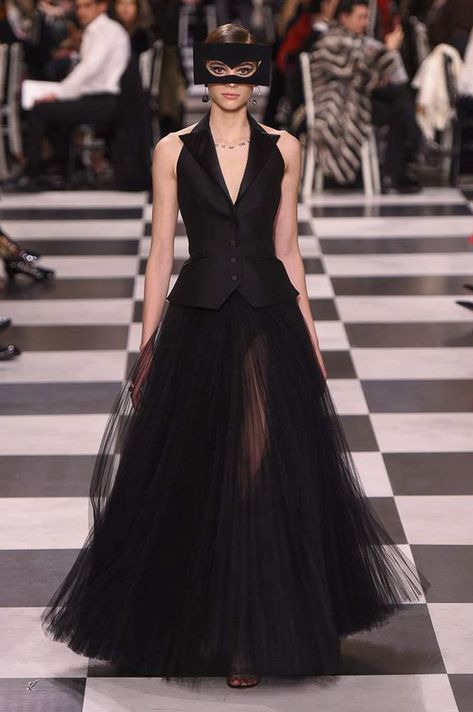 The complete Christian Dior Spring 2018 Couture fashion show now on Vogue Runway. Vouge Dresses Haute Couture, Dior Gowns Haute Couture, Chiffon Skirts, Summer Ball, Gonna In Tulle, Wedding Dress Brands, Couture Ideas, Tailored Fashion, Runway Gowns