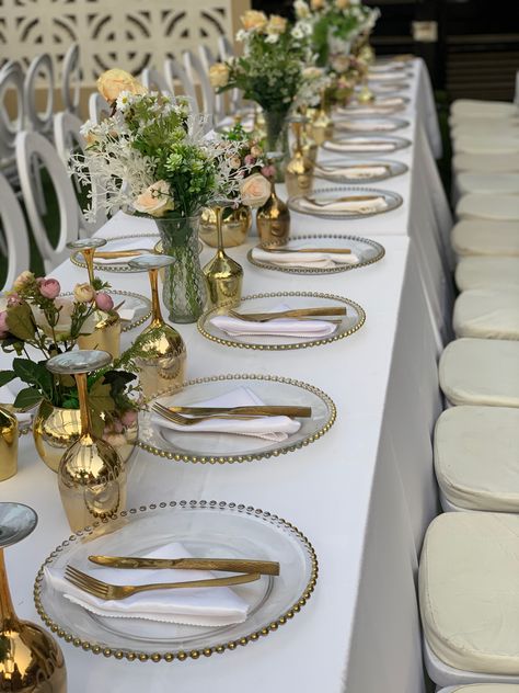 25th Birthday Table Decorations, White And Gold Backyard Party, White And Gold Birthday Theme Table Settings, Gold And Cream Birthday Party Decor, Gold And White Dinner Table Decor, Gold And White 21st Birthday Decorations, White And Gold Picnic Setup, Birthday Dinner Centerpieces, Gold Brunch Decorations