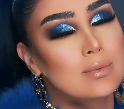 Blue Cut Crease, Royal Blue Heels, Bridal Eye Makeup, Beauty Makeup Tutorial, Glamorous Look, Makeup Training, Makeup Idea, Colorful Eye Makeup, Makeup Eyes