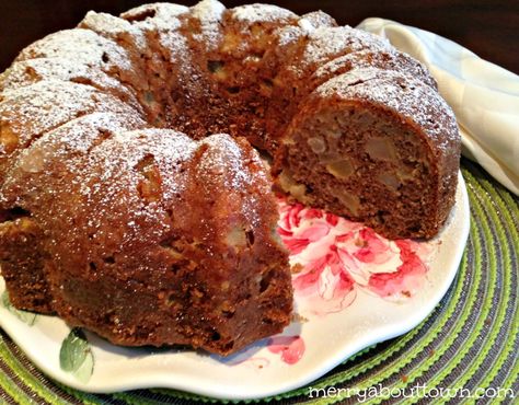 Pear Apple Spice Bundt Cake Apple Spice Bundt Cake, Pear Bundt Cake, Yogurt Bundt Cake, Spice Bundt Cake, Baking Banana, Apple Cobbler Recipe, Sister's Birthday, Pear Cake, Apple Spice