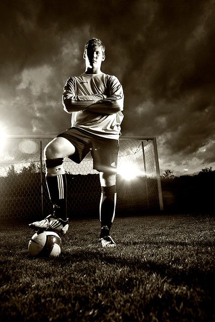 Senior Soccer Photography Poses, Soccer Senior Pictures, Senior Pic Ideas, Soccer Poses, Senior Photos Boys, Foto Kids, Soccer Photography, Sport Portraits, Male Senior Pictures