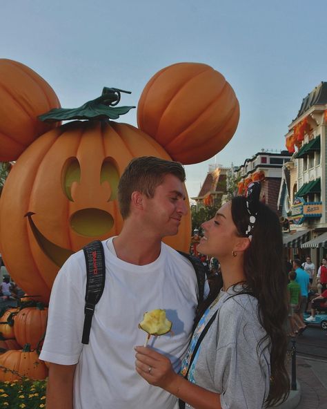 Disneyland Halloween Pictures, Couple Pics At Disney World, Disney Captions Instagram Couples, Disney Aesthetic Couple, Couples In Disneyland, Disneyland Photo Ideas Couples, Disneyland Couple Aesthetic, Disney Couples Pictures, Disney With Boyfriend