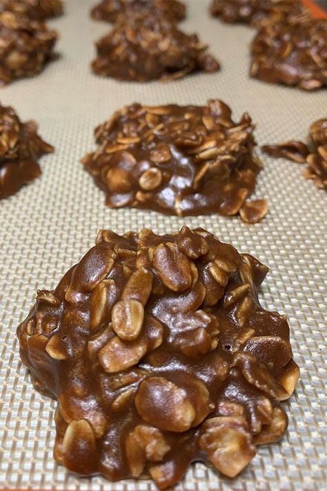 These no-bake peanut butter-chocolate cookies are a quick and easy no bake cookie recipe! Bake the best no bake cookies using peanut butter, quick cooking oats, and chocolate chips. You will love baking these peanut butter cookies for dessert or a snack! No Bake Cookies Using Chocolate Chips, No Bake Chocolate Peanut Butter Balls, No Bake Cookies With Chocolate Chips, Mo Bake Cookies, The Best No Bake Cookies, Peanut Butter Chip Recipes, No Bake Cookie Recipe, Butter Crunch Cookies, Oats And Chocolate