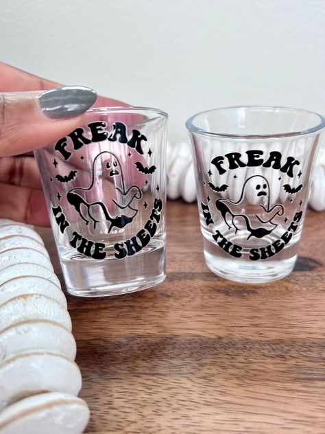 Halloween Shot Glasses Horror Shot Glasses Spooky Season - Etsy Halloween Shot Glasses, Funny Shot Glasses, Halloween Shots, Halloween Canvas Art, Custom Shot Glasses, Pumpkin Cups, Birthday Shots, Birthday Drinks, Funny Glasses