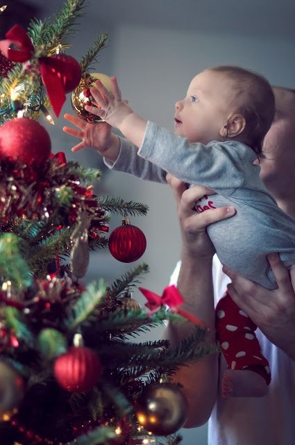 Baby's first Christmas, want a picture like this of Olivia Baby Christmas Photography, Christmas Baby Pictures, Baby Christmas Photos, First Christmas Photos, Xmas Pictures, Xmas Photos, Family Christmas Pictures, Christmas Shoot, Christmas Family Photos