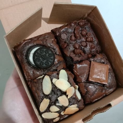 Delicious homemade brownies by Ganesha Homemade Pap Brownies, Fudgy Brownies Aesthetic, Brownies Aesthetic, Brownie Shop, Juicy Food, Box Brownies, Homemade Brownies, Pastry And Bakery, Fudgy Brownies