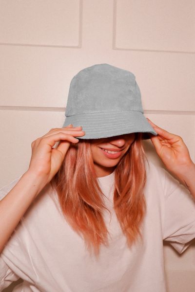 Bucket Hat Aesthetic Girl, Cute Outfits With Bucket Hats, Bucket Hat Photoshoot, Bucket Hat Outfit Ideas, Outfits With Bucket Hats, Bucket Hat Aesthetic, Apparel Photography, Bucket Hat Outfit, Bucket Hat Fashion