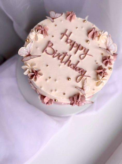 Cake Inspo For 19th Birthday, Birthday Cakes For Women Aesthetic, Pretty Cake Designs Birthday, Cake Designs Birthday Aesthetic, Simple Pretty Cake Designs, Birthday Cake For 19th Birthday, Simple Cute Cake Designs, Simple Cakes Aesthetic, Birthday Cake Ideas Flowers