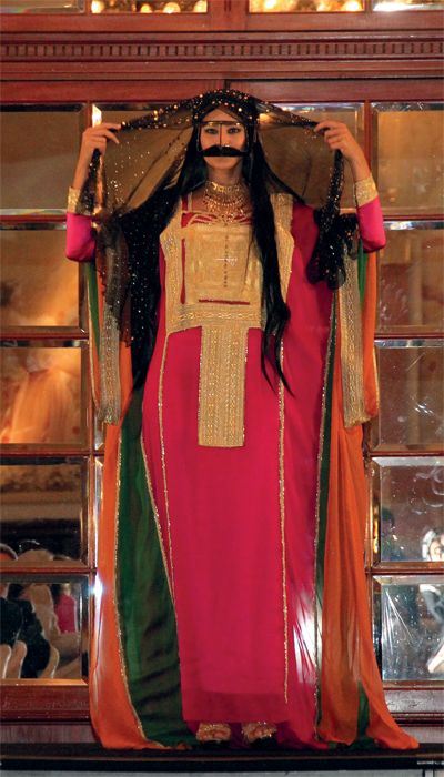 Traditional dress of the United Arab Emirates. A #jalabiya similar to those worn in much of the Arabian Gulf. #khaleej #thobe United Arab Emirates Traditional Dress, Emirati Women Traditional Dress, Traditional Emirati Dress, Arab Academia, Emarati Traditional Dress, Uae Traditional Dress, Emirati Dress, Arab Dress, Arabic Dress