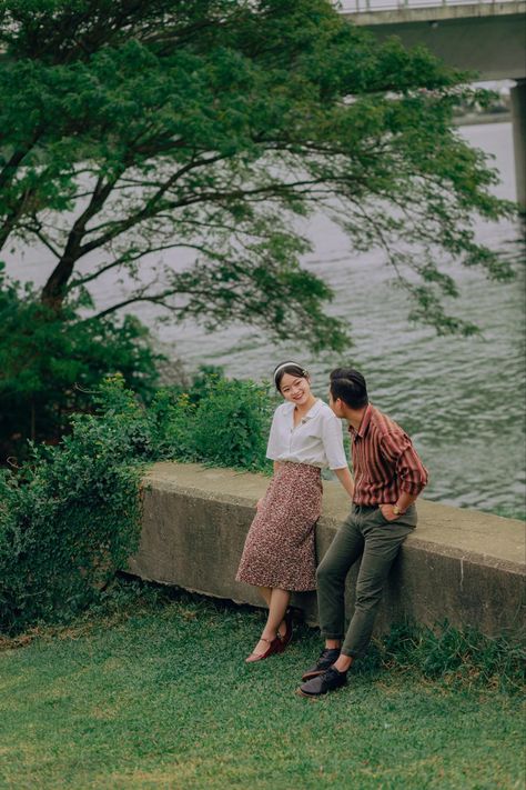 Couple Poses Reference Outdoor, Prenup Poses Ideas Outdoor, Outdoor Prenup Shoot, Couples Outdoor Poses, Outdoor Prewedding Ideas, Pre Wedding Poses Outdoor, Konsep Prewedding Outdoor, Prewed Vintage, Outdoor Couple Photoshoot Ideas