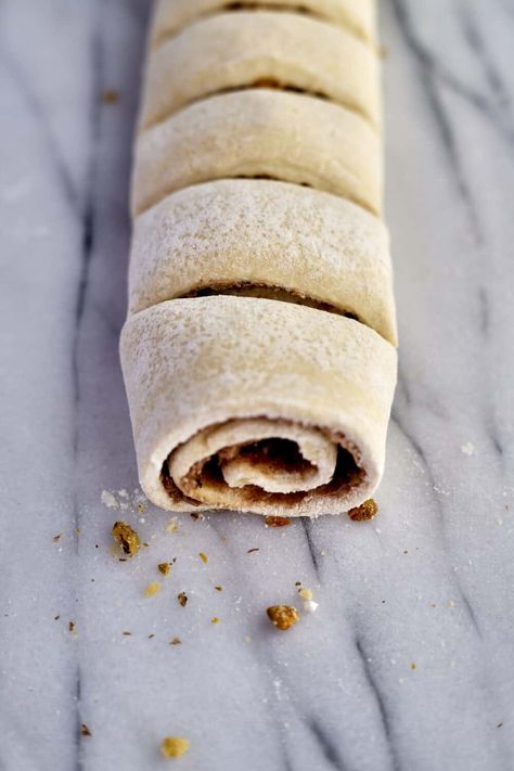 Puff Pastry Nut Rolls, Baklava Puff Pastry Rolls, Baklava Puff Pastry Cinnamon Rolls, Puff Pastry Dessert Cinnamon, Puff Pastry Cinnamon Roll Snacks, Puff Pastry Banana Recipes, Sweet Puff Pastry Recipes Desserts, Quick Puff Pastry Dessert, Puff Pastry Cinnamon Twists