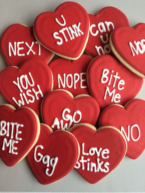 These DIY Valentine's Day ideas help you tell someone how you feel in your own words - and your own letters. Valentijnsdag Diy, Saint Valentin Diy, Valentines Bricolage, Valentines Party Decor, Valentinstag Party, Anti Valentines Day, Valentines Day Desserts, Valentines Day Food, Valentines Day Cookies