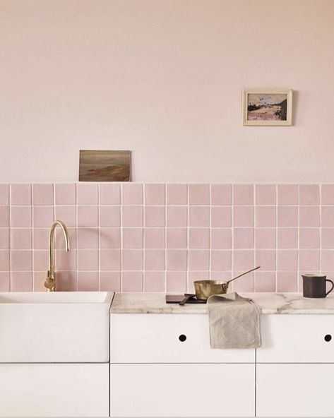 Kitchen Backsplash Trends, Kitchen Splashback Tiles, Kitchen Colour Schemes, Pink Tiles, Herringbone Tile, Kitchen Splashback, Glazed Tiles, Glass Splashback, Pink Kitchen