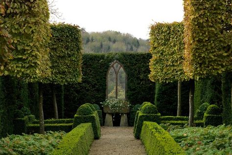 From country cottage gardens to grand estates, be inspired by these quintessentially English garden designs Traditional Garden Design, English Garden Design, Garden Hedges, Manor Garden, Topiary Garden, Garden Mirrors, 카페 인테리어 디자인, Longwood Gardens, Walled Garden