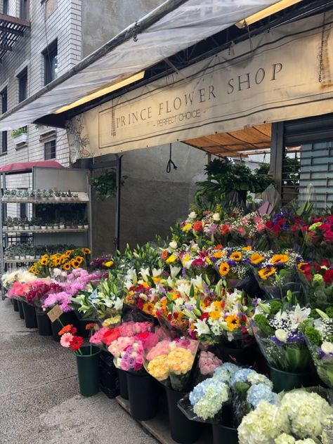 Flower Shop New York, Flower Shop Owner Aesthetic, Small Town Flower Shop, West Village Nyc Aesthetic, New York Flower Shop, Nyc Flower Shop, New York Flowers, Flower Shop Aesthetic, Nyc Flowers