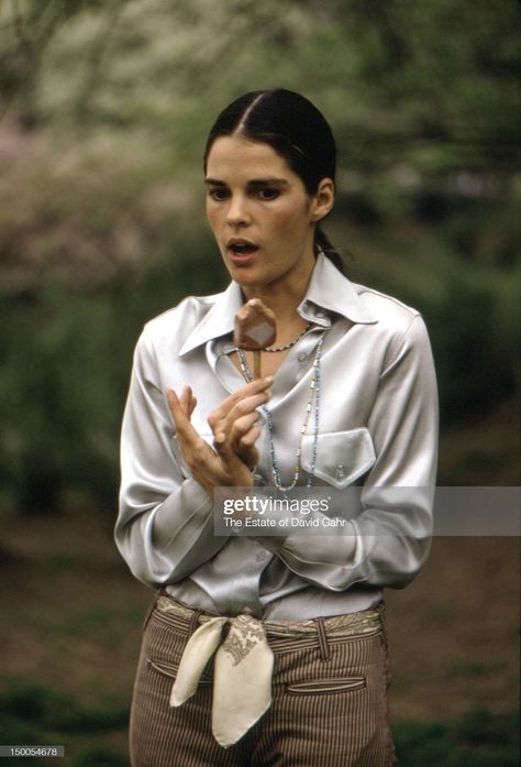 News Photo : Actress Ali McGraw poses for a portrait on March... Ali Mcgraw Style, Ali Mcgraw, Katharine Ross, Ali Macgraw, Dramatic Classic, New York Pictures, Steve Mcqueen, March 27, Classic Beauty