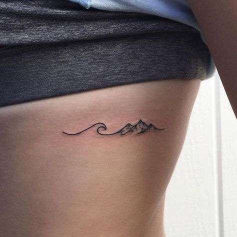 Berg Tattoo, Wellen Tattoo, Handwriting Tattoos, Mountain Tattoo Simple, Tattoo Diy, Sister Tattoo, Wave Tattoo, Shape Tattoo, Summer Tattoo