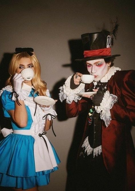 Cool Couple Costumes Creative, Anime Couple Cosplay Ideas, Anime Halloween Couple Costume, Alice In Wonderland Couples Costume, Costume Ideas 2 People, Dark Couples Costumes, Alternative Couples Costumes, Easy Couple Cosplay, Alice In Wonderland Couple Costume