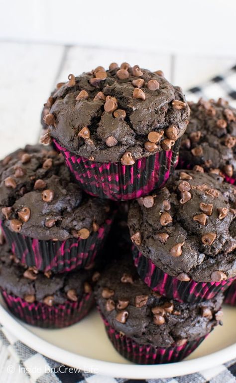 Chocolate Mocha Muffins - plenty of chocolate chips will have you grabbing a few of these muffins in the morning. Great breakfast recipe to try. Mocha Muffins, Cinnamon Coffee Cake Muffins, Easy Breakfast Treats, Best Chocolate Desserts, Coffee Cake Muffins, Mocha Chocolate, Chocolate Mocha, Chocolate Dessert Recipes, Chocolate Muffins