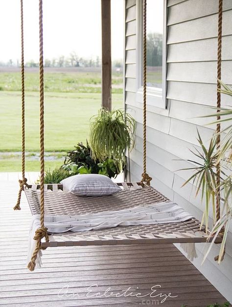 12 DIY Swing Bed Ideas to Spruce Up Your Outdoor Space – HomeCrux Cheap Outdoor Seating Ideas, Diy Porch Swing Bed, Hiasan Dalaman Rumah, Diy Swing, Diy Porch Swing, Porch Swing Bed, Diy Hammock, Swing Bed, Diy Porch