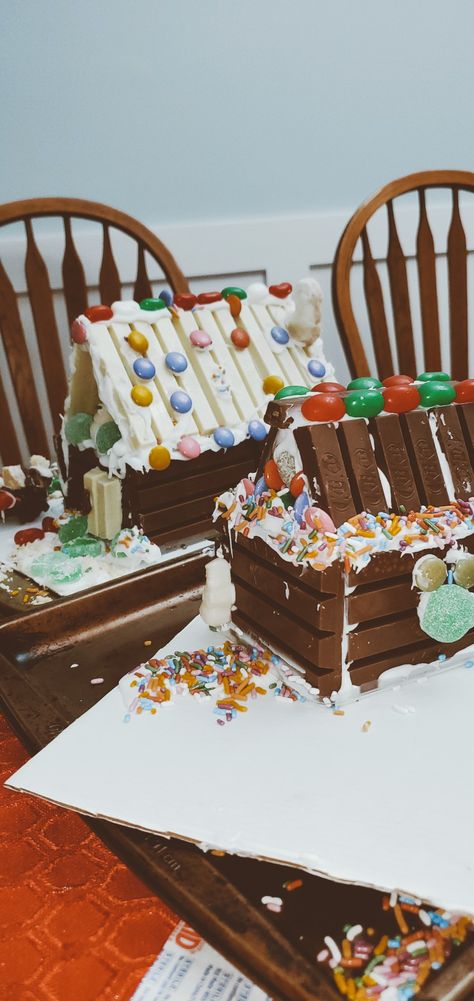 Gingerbread House Decorations, Kit Kat, House Decoration, Gingerbread House, Decoration Ideas, Gingerbread, Holidays, Christmas, Instagram