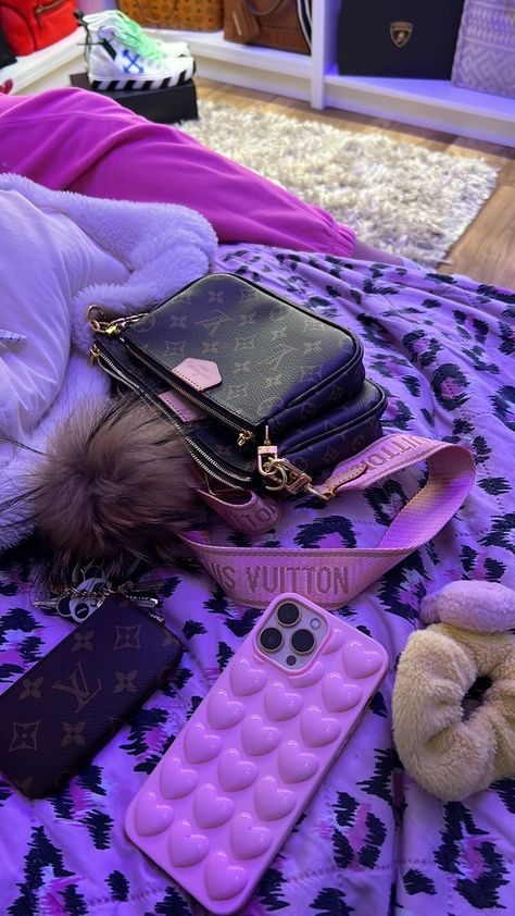 Baddie Handbags, Name Brand Purses, Pink Louis Vuitton, Heart Kawaii, Louis Vuitton Taschen, Bubble Heart, Pink Lifestyle, Luxury Bags Collection, Purse Essentials