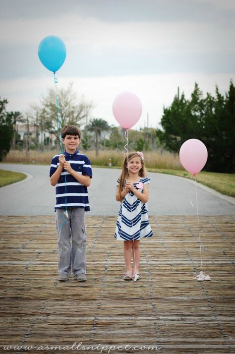 9 classy gender reveal photo ideas — The Organized Mom Life Baby Boy Photo Shoot Ideas, Sibling Gender Reveal, Baby Announcement Winter, Gender Reveal Photo Shoot, Gender Reveal Pictures, Gender Reveal Photography, Gender Reveal Photos, Boy Photo Shoot, Gender Announcements