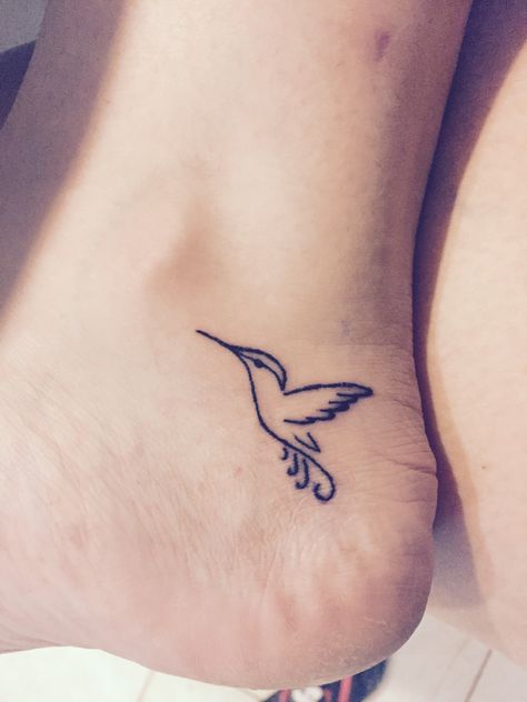 My new little hummingbird. A reminder that every moment is fleeting and to embrace every moment like it is your last ❤️ Tattoo On Ankle, Small Hummingbird Tattoo, Tattoo Ankle, Vogel Tattoo, Ankle Tattoo Designs, Inspiration Tattoos, Hummingbird Tattoo, Tattoo Feminina, Tattoos For Daughters