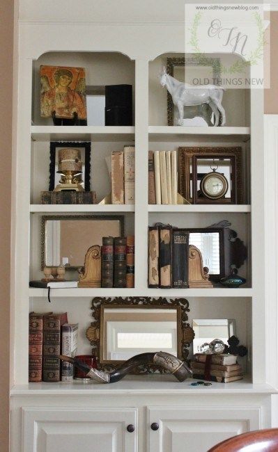 Organizing Bookshelves, Bookshelves Decorating, Beautiful Bookcases, Bookcase Decorating, Decor Placement, Drawers Decor, Built In Mirror, Bookcase Ideas, Styling Bookshelves