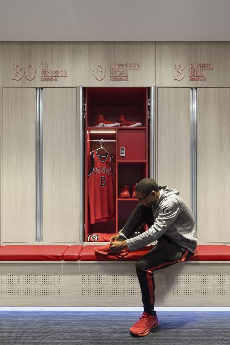 St. John's University: Mens Basketball Locker Suite - Perkins Eastman Lockers Room Design, Sports Locker Room Design, Locker Room Design Sports, Locker Room Photoshoot, Home Locker Room, Soccer Locker Room, Locker Room Ideas, Nba Locker Room, Sports Locker Room