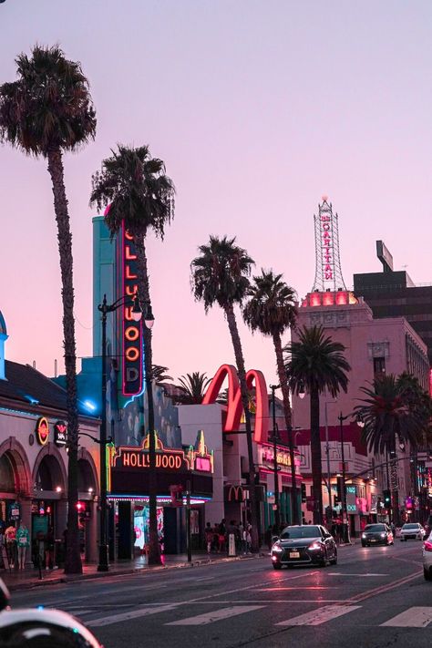 An evening photo of Los Angeles' Hollywood Boulevard Beautiful Los Angeles, Los Angeles Hollywood Boulevard, Hollywood Boulevard Aesthetic, Los Angeles Manifestation, Los Angeles Night Life, La Life Aesthetic, Downtown Los Angeles Aesthetic, 70s California Aesthetic, Los Angeles Night Aesthetic