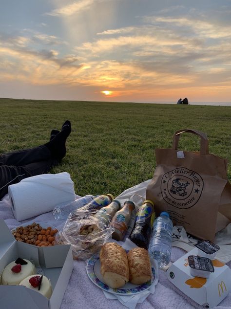 Picnic Date Ideas Black Couples, Date Ideas Picnic, Couple Picnic Date, Sunset Picnic Date, Sunrise Date, Couples Picnic, Becka Mack, Couple Dates, Couple Picnic