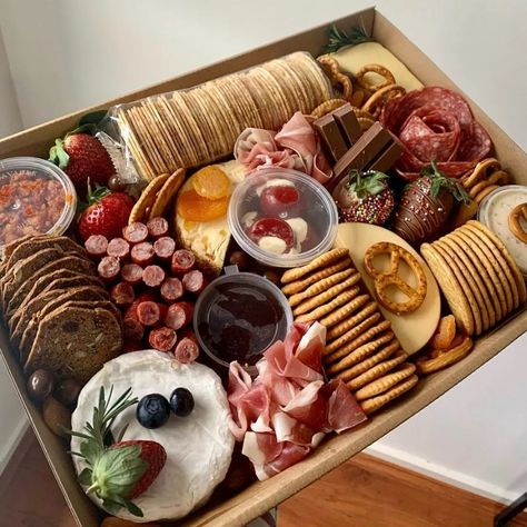 Grazing Platter Box Ideas, Small Graze Board, Grazing Platter Ideas Savoury, Savoury Grazing Board, Small Graze Table, Grazing Boxes Ideas, Simple Grazing Platter Ideas, Dessert Grazing Platter, Small Grazing Platter