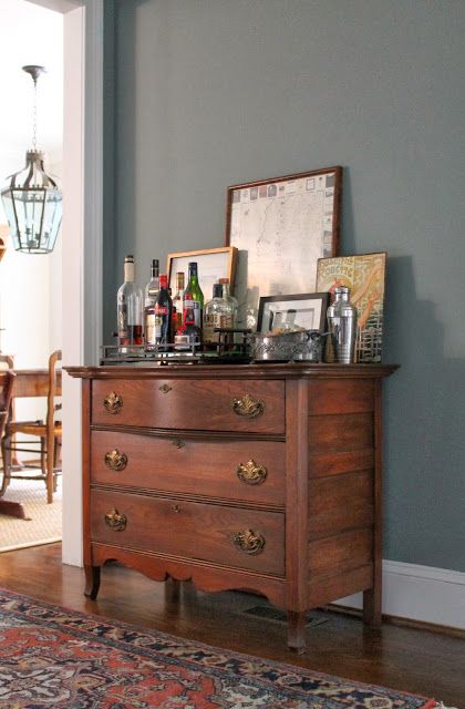 Dresser bar Cocktail Dresser, Bar Tray Styling, Butlers Bar, Bar Dresser, Bar Organization, Antique Decorations, Buffet Styling, Surface Styling, Kitchen Trends 2020