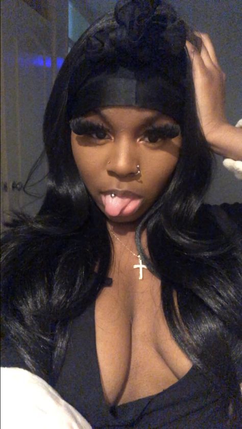 Tounge Piercing Black Women, Tongue Piercing Black Women, Piercing Ideas Black Women, Piercing Black Women, Girl With Piercings, Peircings Women, Piercings Black Women, Cute Tongue Piercing, Gems Aesthetic