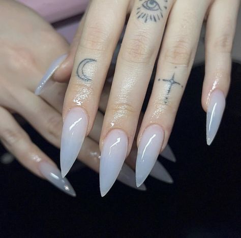 Clear To Black Nails, Super Pointy Nails, Pointy Clear Nails, Clear Sharp Nails, Goth Stelito Nails, Clear Frosted Nails, Simple Stilleto Acrylic Nails, Smoky White Nails, Small Stelito Nails