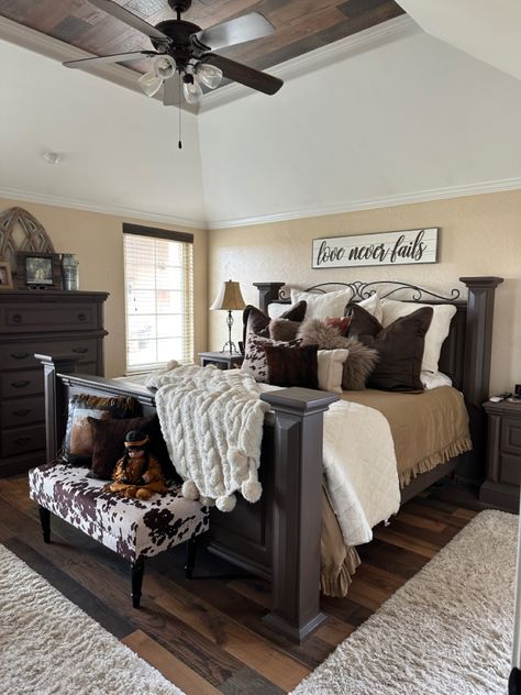 Master Bedrooms Cowboy, Cow Decor Master Bedrooms, Farmhouse Bedroom Ideas Master Suite Country Style, Cowprint Bedding, Cow Print Bedding Aesthetic, Ranch House Bedroom Decor, Cow Theme Living Room, Cow Theme Bedroom, Cow Bedroom Ideas