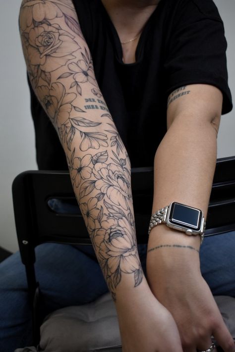 Light Tattoo Sleeve Women, Background For Sleeve Tattoo, Floral Arm Tattoo Men, Simple Floral Sleeve Tattoo, Simple Flower Sleeve Tattoo, Women With Tattoos Aesthetic, Ditch Tattoos For Women, Patchwork Forearm Tattoo, Realism Floral Tattoo