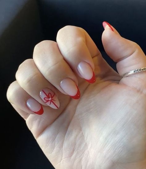 Small Christmas Nails Ideas, Xmas Bow Nails, Present Bow Nails, Aesthetic Holiday Nails, Mail Inspo Christmas, Winter French Tip Nails Almond, Christmas Bow Nail Art, Christmas Nails With A Bow, Red Bow Christmas Nails