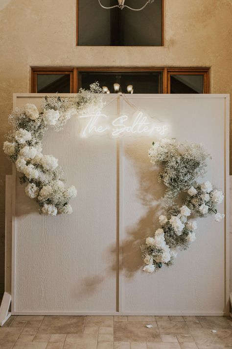 Minimalist Wedding Backdrop Receptions, Wedding Backdrop Design Minimalist, Simple Elegant Wedding Backdrop, Timeless Wedding Backdrop, Elegant Wedding Photo Backdrop, Glam Booth Wedding, Simple Background Wedding Decor, Modern And Minimalist Wedding, Modern Minimalist Wedding Backdrop