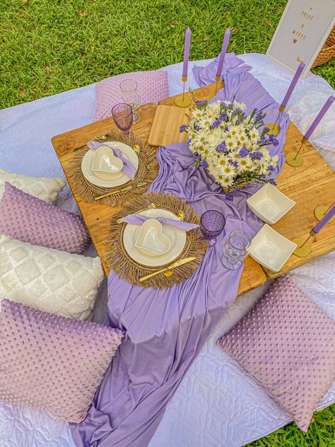 Picnic Aesthetic Purple, Purple Outdoor Party, Purple Picnic Aesthetic, Lavender Picnic, Purple Picnic, Pink Birthday Party Decorations, Picnic Party Decorations, Night Picnic, Nyc Holidays