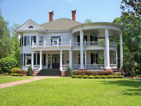 round porch 1900 Decor, Antebellum Homes Interior, Round Porch, Majestic Houses, Crate Basket, Front Porch Design Ideas, Horse House, Screen Porches, Thomasville Ga