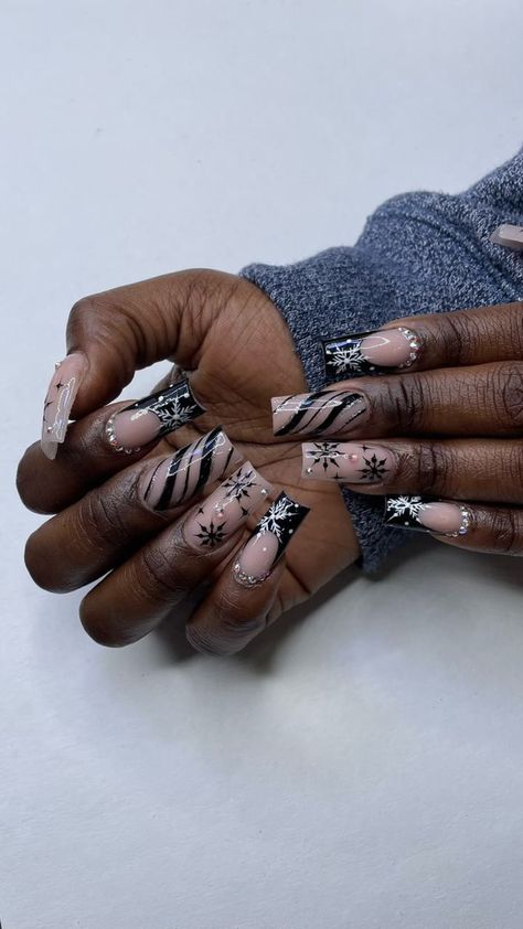 Winter Christmas Nails Square, Winter Nails For Black Women, Medium Acrylic Nails Christmas, December Birthday Nail Ideas, Neutral Nails Christmas, Short Acrylic Nails Designs Winter, Y2k Winter Nails, Gel X Nails Winter, Winter Nails Short Square