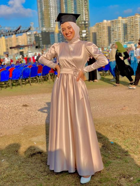 Satin Dress Graduation Outfit, Muslim Graduation Dress University, Convocation Outfit Graduation Muslimah, Graduation Muslim Outfit, Modest Dresses For Graduation, Graduation Dress Ideas Hijab, Muslimah Graduation Outfit, Hijab Style Dress Party, Modest Graduation Outfit Ideas